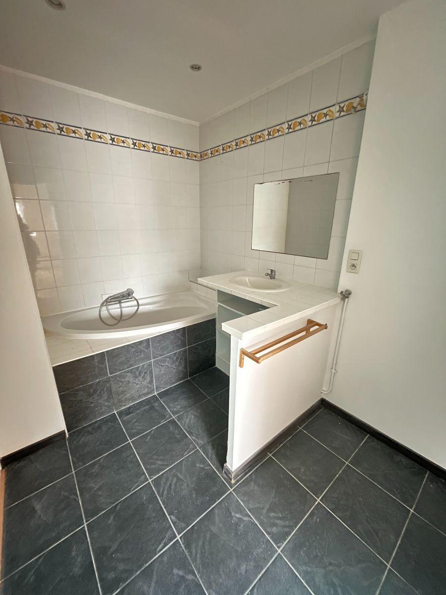 w1763627688611867_1763627689338